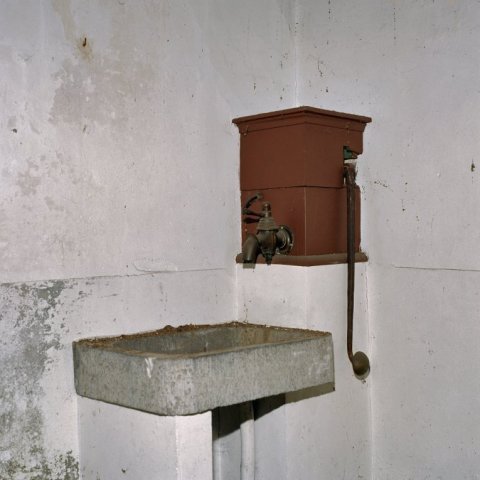 Bestand:Koperen pomp ingemetseld en vierkant met hout beklede vergaarbak typerend voor Brabant, Helvoirt.jpg