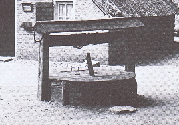 Bestand:Veluwse waterput met slinger.jpg