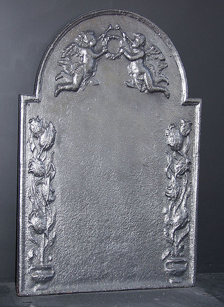 Bestand:Haardplaat 18de eeuw met engelen.jpeg