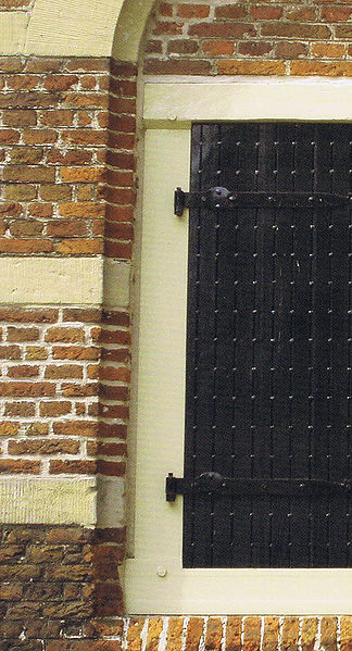 Bestand:Toognagels in kozijnen.jpg